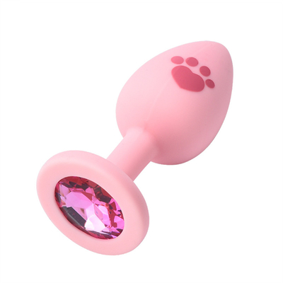 O sexo adulto brinca a tomada anal da extremidade do silicone médico com a gema plástica colorida