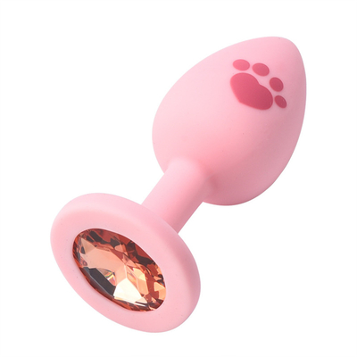 O sexo adulto brinca a tomada anal da extremidade do silicone médico com a gema plástica colorida