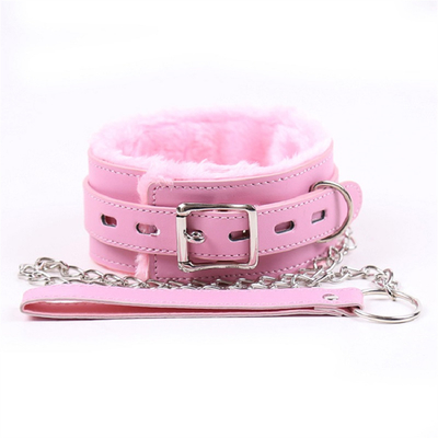 Uma linda mulher do sexo rosa com um colarinho de 4 polegadas.