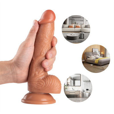 Um enorme e super grosso console artificial com uma chávena de sucção e um tapete para o rabo.