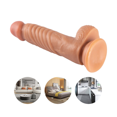 Um enorme e super grosso console artificial com uma chávena de sucção e um tapete para o rabo.